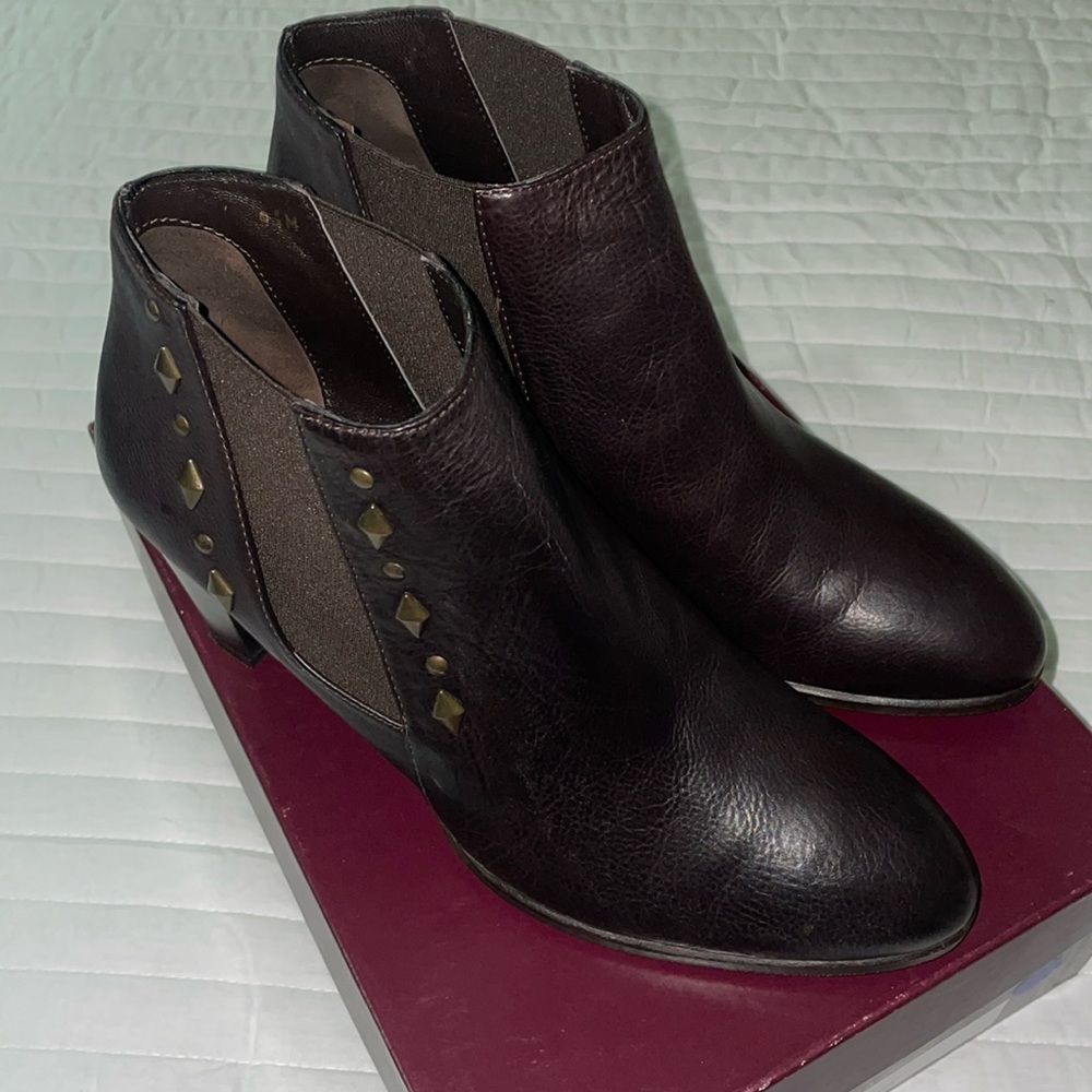 Amalfi by Rangoni. Brown leather booties size 9.5 medium.